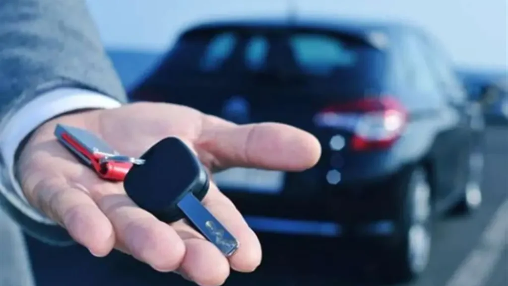 Man handling car key for car shipping - Carlogix Auto Transport Kissimmee FL